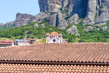 Otel odasından şehre kadar güzel bir manzara ve arka planda dağlar. Yunanistan, kalabaka. Kapat.