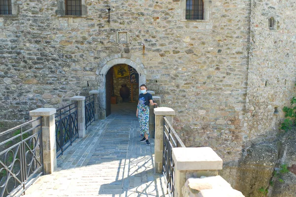 Masked Tourist Enters Fortress Tour Greece Kalabaka Close — Stock Photo, Image