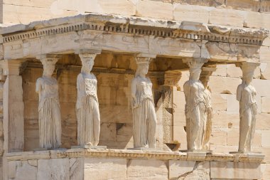 Atina 'daki Akropolis' teki Erekteon Verandası 'nın figürleri. Güneşli bir gün, kimse yok. Kapat.
