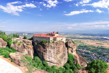 Dağlardaki taş manastırı. Kalabaka, Yunanistan Meteora dağ vadisinde yaz bulutlu bir gün. Kapat.