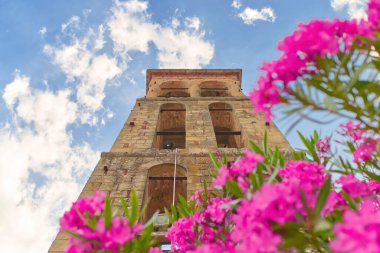 Kalabaka, Yunanistan 'da Bizans Bakire Meryem Varsayımı Kilisesi çan kulesi. Kapat.