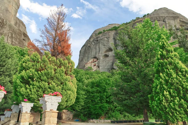 Monasterio Construido Una Cueva Acantilado Aldea Meteora Kastraki Grecia Cerca —  Fotos de Stock