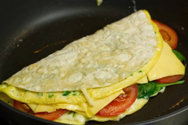 Domatesli, peynirli, jambonlu ve tavada ıspanaklı turta. Kapat.