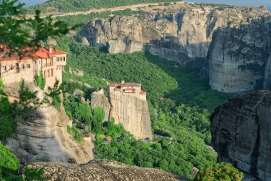 Dağlardaki taş manastırı. Kalabaka, Yunanistan Meteora dağ vadisinde yaz bulutlu bir gün. Kapat.