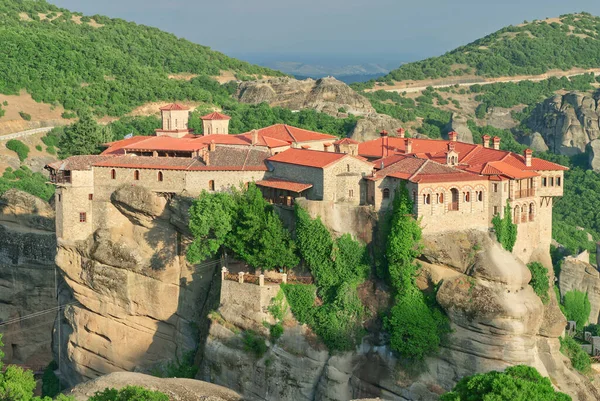 Dağlardaki taş manastırı. Kalabaka, Yunanistan Meteora dağ vadisinde yaz bulutlu bir gün. Kapat.