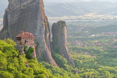 Dağlardaki taş manastırı. Kalabaka, Yunanistan Meteora dağ vadisinde yaz bulutlu bir gün. Kapat.