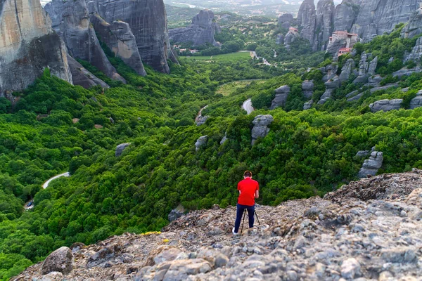 Sunset 'teki dağın tepesindeki turistler. Yunanistan, Meteora. Kapat.