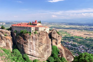 Dağlardaki taş manastırı. Kalabaka, Yunanistan Meteora dağ vadisinde yaz bulutlu bir gün. Kapat.