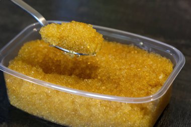 Turna havyarı ya da kaşık içinde klozetin üstünde yumurta. Kapat.