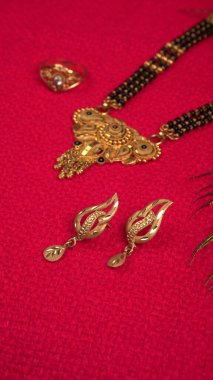 Mangalsutra ya da güzel bir geçmişi olan evli Hindu kadınlar tarafından takılacak Altın Kolye. Hint Geleneksel Mücevherleri.