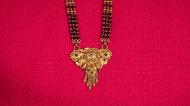 Mangalsutra ya da güzel bir geçmişi olan evli Hindu kadınlar tarafından takılacak Altın Kolye. Hint Geleneksel Mücevherleri.