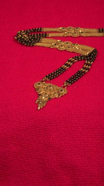 Mangalsutra ya da güzel bir geçmişi olan evli Hindu kadınlar tarafından takılacak Altın Kolye. Hint Geleneksel Mücevherleri.
