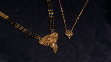 Mangalsutra ya da Altın Kolye evli Hindu kadınlar tarafından giyilecek, siyah arkaplanlı. Hint Geleneksel Mücevherleri.