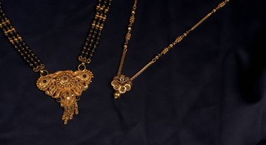 Mangalsutra ya da Altın Kolye evli Hindu kadınlar tarafından giyilecek, siyah arkaplanlı. Hint Geleneksel Mücevherleri.