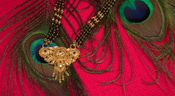 マンガロ経や黄金のネックレスは 美しい背景で配置された結婚したヒンドゥ教徒の女性が着用する インドの伝統的なジュエリー — ストック写真