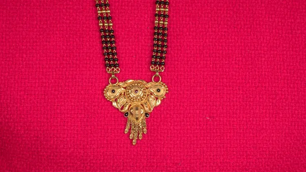 Мангальсутра Золотое Ожерелье Носить Замужние Индуистки Устроенные Красивым Фоном Индийское — стоковое фото