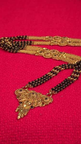 Мангальсутра Золотое Ожерелье Носить Замужние Индуистки Устроенные Красивым Фоном Индийское — стоковое фото