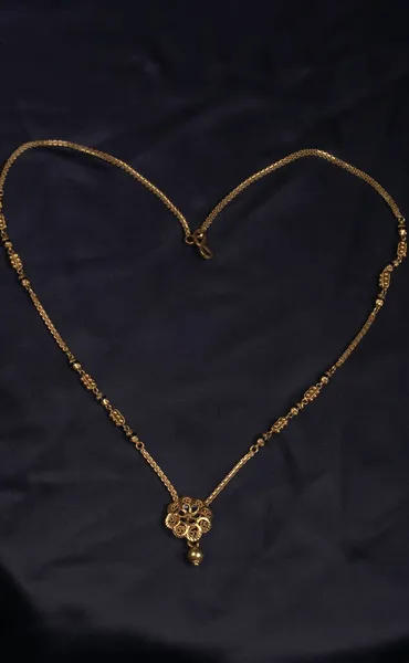 Mangalsutra Lub Złoty Naszyjnik Noszenia Przez Zamężne Hinduskie Kobiety Ułożone — Zdjęcie stockowe