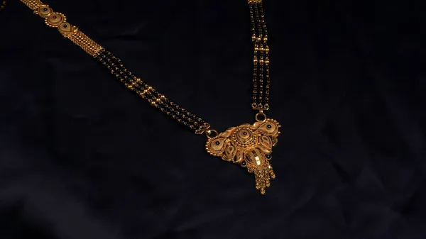 Mangalsutra Golden Necklace Wear Married Hindu Women Arranged Black Background — Stock Photo, Image