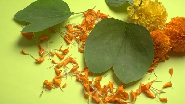 Indian Festival Dussehra Met Groene Bladeren Bloemblaadjes Gele Achtergrond Wenskaart — Stockfoto