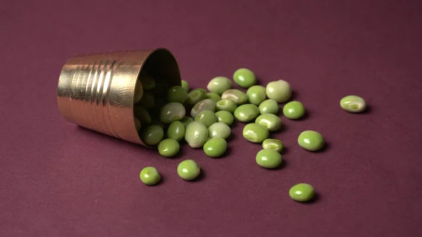 Купа Зелених Бобів Фіолетовому Фоні — стокове фото