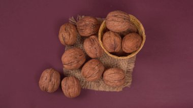 Mor arkaplanda ceviz yığını, yakın çekim. 