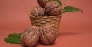 Kırmızı zemin üzerinde ceviz yığını, yakın çekim 