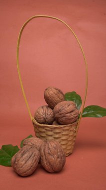 Kırmızı zemin üzerinde ceviz yığını, yakın çekim 