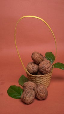 Kırmızı zemin üzerinde ceviz yığını, yakın çekim 