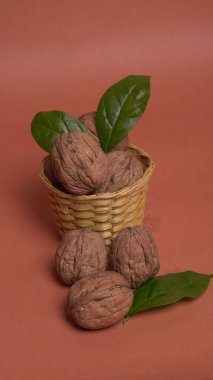 Kırmızı zemin üzerinde ceviz yığını, yakın çekim 