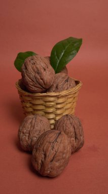 Kırmızı zemin üzerinde ceviz yığını, yakın çekim 