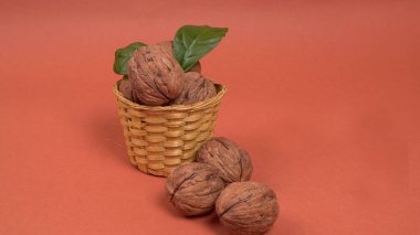 Kırmızı zemin üzerinde ceviz yığını, yakın çekim 