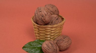 Kırmızı zemin üzerinde ceviz yığını, yakın çekim 