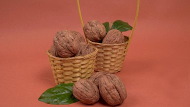 Kırmızı zemin üzerinde ceviz yığını, yakın çekim 