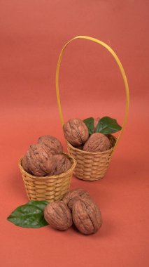 Kırmızı zemin üzerinde ceviz yığını, yakın çekim 