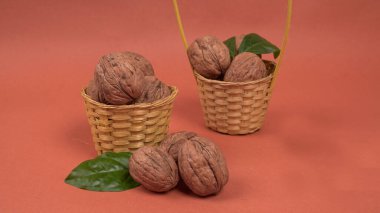 Kırmızı zemin üzerinde ceviz yığını, yakın çekim 