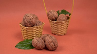 Kırmızı zemin üzerinde ceviz yığını, yakın çekim 