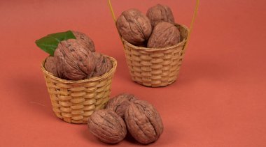 Kırmızı zemin üzerinde ceviz yığını, yakın çekim 