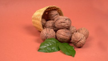 Kırmızı zemin üzerinde ceviz yığını, yakın çekim 