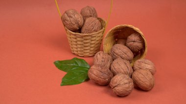 Kırmızı zemin üzerinde ceviz yığını, yakın çekim 