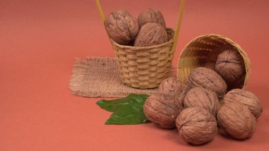 Kırmızı zemin üzerinde ceviz yığını, yakın çekim 