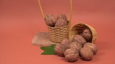 Kırmızı zemin üzerinde ceviz yığını, yakın çekim 