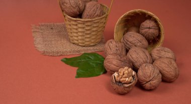 Kırmızı zemin üzerinde ceviz yığını, yakın çekim 