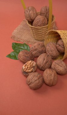 Kırmızı zemin üzerinde ceviz yığını, yakın çekim 