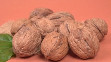 Kırmızı zemin üzerinde ceviz yığını, yakın çekim 