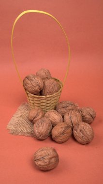 Kırmızı zemin üzerinde ceviz yığını, yakın çekim 