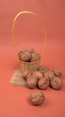 Kırmızı zemin üzerinde ceviz yığını, yakın çekim 