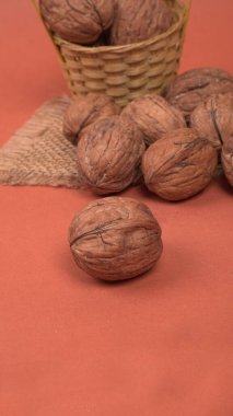 Kırmızı zemin üzerinde ceviz yığını, yakın çekim 