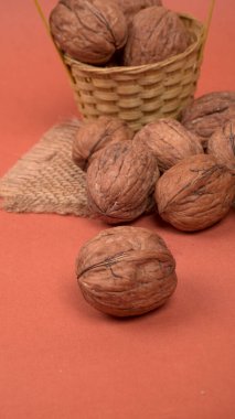 Kırmızı zemin üzerinde ceviz yığını, yakın çekim 