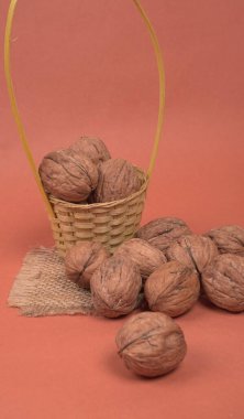 Kırmızı zemin üzerinde ceviz yığını, yakın çekim 